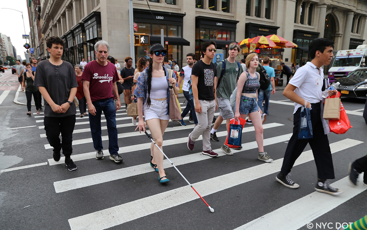 После длительного перехода люди очень. Люди на улицах Окленда. Crosswalk британский и американский. Vision Zero улица. Слепые в большом городе.